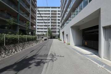 敷地西側の前面道路