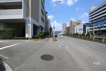 敷地東側の前面道路（新御堂筋の側道）