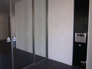 エントランスはオートロック付き。エントランスホールには談話スペースがあります。