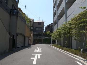 敷地南側の前面道路。周辺は区画の整った住宅地です。