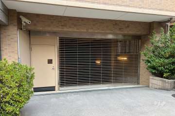 駐車場の出入り口（リングシャッター付き）