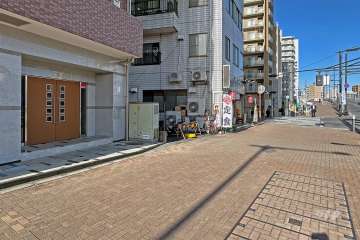 敷地の東側前面道路は山手通りです（南側から）。