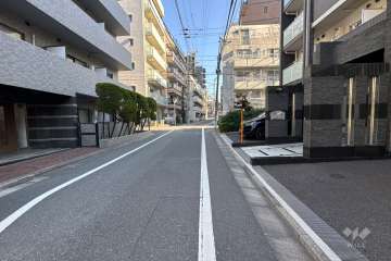 敷地の南東側前面道路（南西側から）