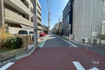 敷地の南西側前面道路（北西側から）