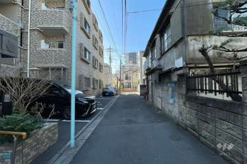敷地の北西側前面道路（北東側から）