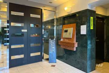 エントランスはオートロック付きです。