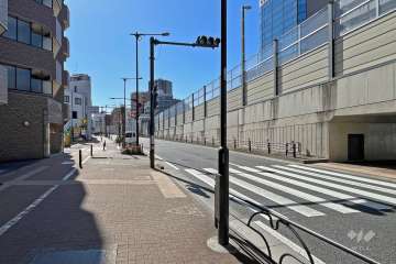 敷地北西側の前面道路（北東側から）