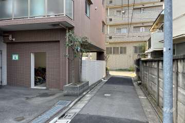 敷地北東側の前面道路　
