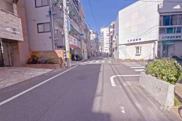敷地東側の前面道路（南側から）