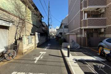 敷地北側の前面道路（西側から）