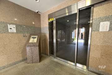 エントランスはオートロック付きです。