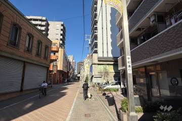 敷地西側の前面道路（南側から）