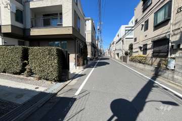 敷地の東側前面道路（南側から）