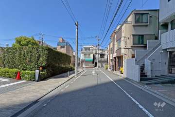 東側前面道路（南側から）