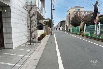 敷地の南側前面道路（西側から）
