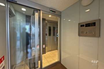 エントランスはオートロック付きです。