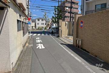 敷地の北側前面道路（西側から）
