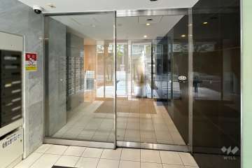 エントランスはオートロック付きです。