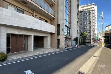 敷地の東側前面道路（南側から）