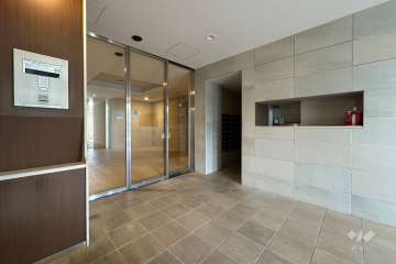 エントランスはオートロック付きです。