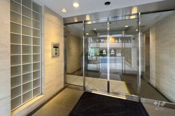 エントランスはオートロック付きです。