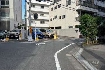 敷地の北西側前面道路（南西側から）