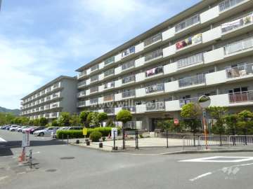 日商岩井多田マンション北棟の外観（南西側から）