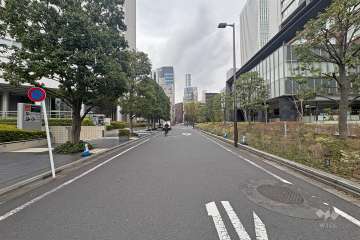 南西側前面道路（南東側から）