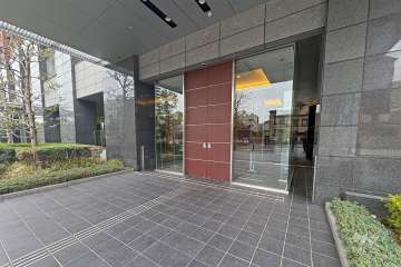 北側エントランスアプローチ