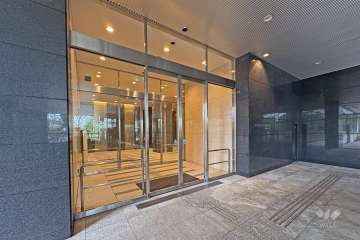 東側エントランス