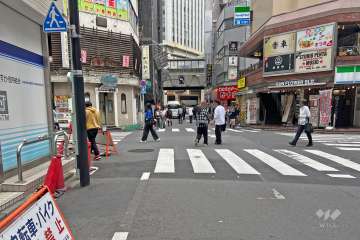 敷地の南側前面道路（西側から）。前方はサンシャイン前交差点です。