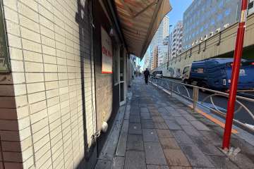 敷地の南西側前面道路（北西側から）