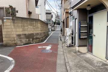 敷地南側の前面道路（東側から）