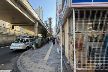 敷地の東側前面道路（北側から）