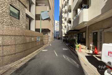 敷地西側の前面道路