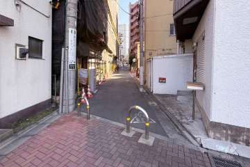 敷地北側の前面道路（西側から）