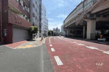敷地の南西側前面道路（北西側から）