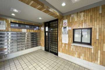 エントランスはオートロック付きです。