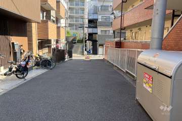 敷地の北東側前面道路（北西側から）