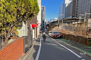敷地の南西側前面道路（北西側から）