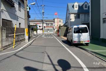 敷地の北西側前面道路（南西側から）