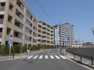 A棟（アートコート）南側の前面道路