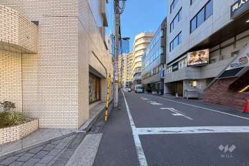 敷地北側の前面道路（東側から）