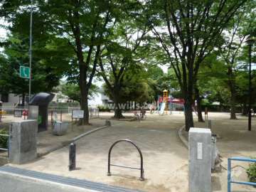 マンションの西側に公園が有ります。