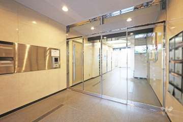 エントランスはオートロック付きです。