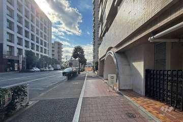 敷地の南東側前面道路は劇場通りです（北東側から）。道沿い150m北東側に『東京芸術劇場』があります。