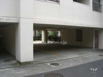 建物1階部分にある敷地内駐車場