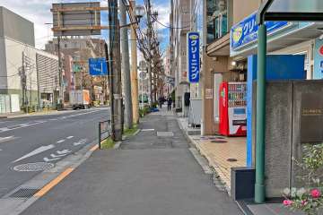 敷地の北東側前面道路は都道8号線です（北西側から）。