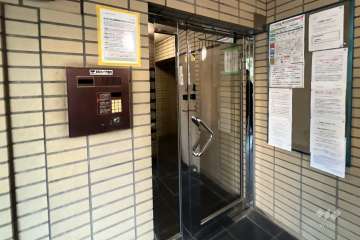 エントランスはオートロック付きです。