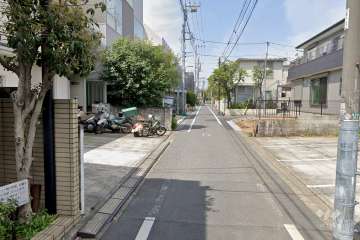 敷地北側の前面道路（東側から）